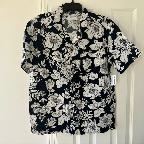 NWT Men’s Old Navy Black Floral Camp Button Up Hawaiian Short Sleeve Shirt Med - Picture 2 of 6